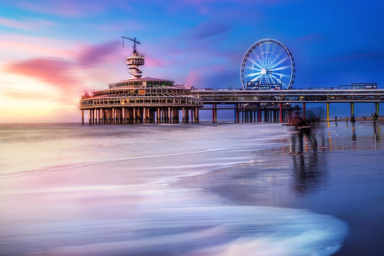 De pier van Scheveningen bij zonsondergang