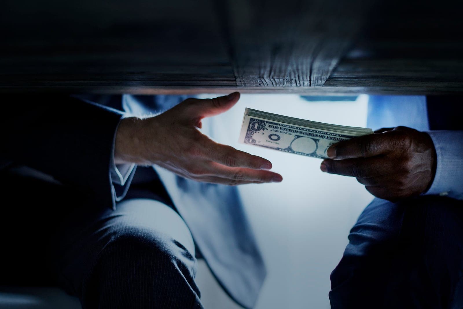 Geld dat in het donker van hand tot hand gaat