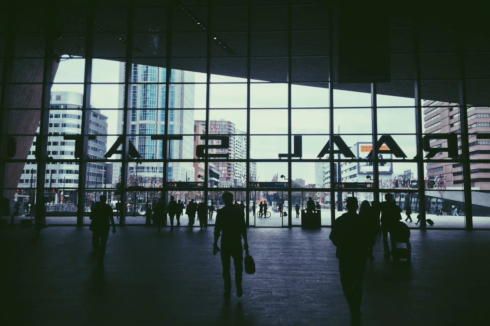 Reizigers in een stationshal