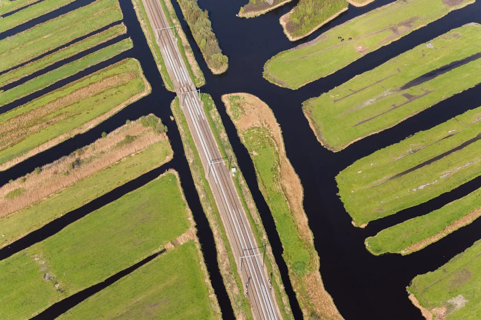 Spoorlijn door een Noord-Hollandse polder