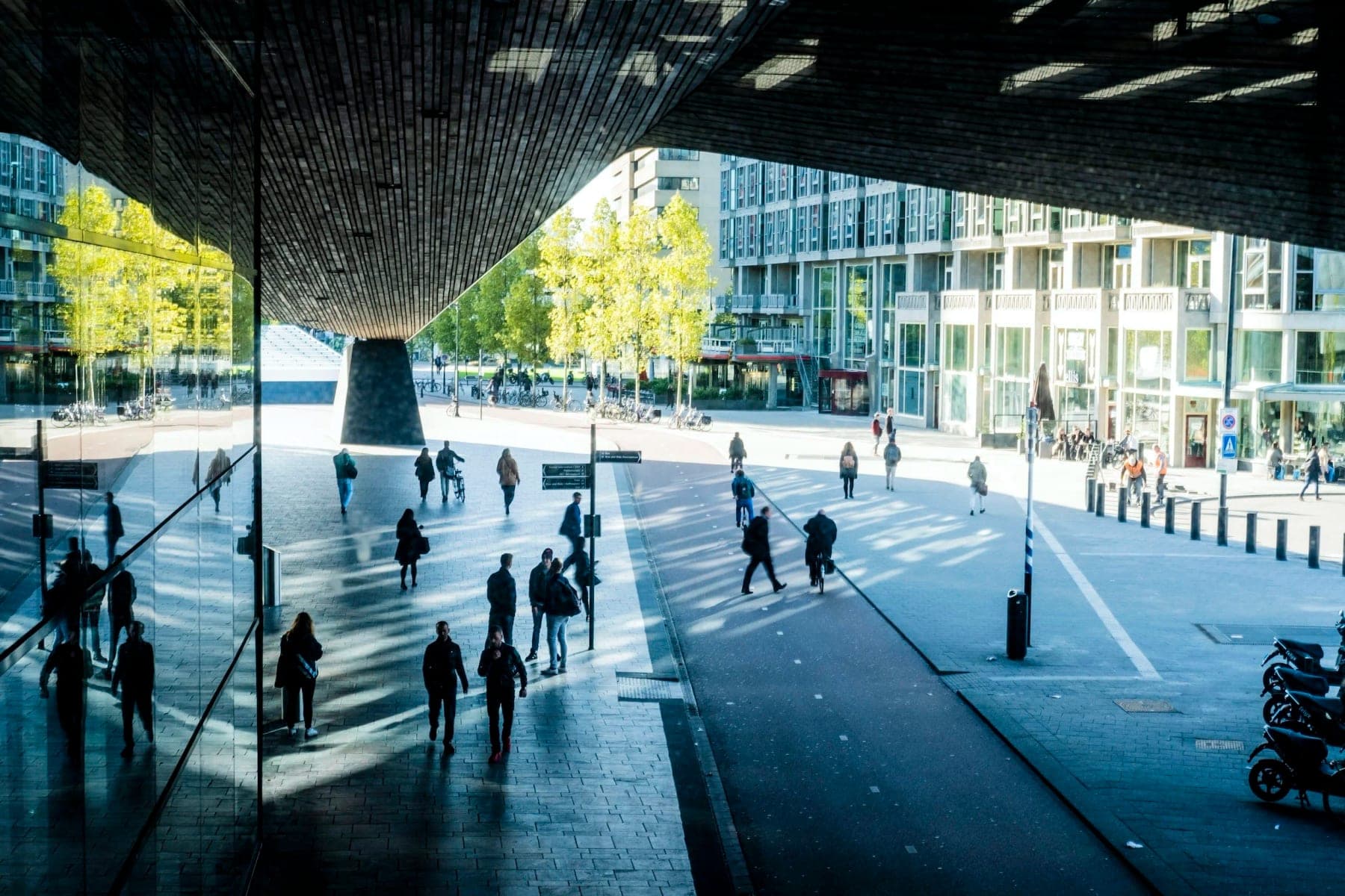 Voetgangers bij station Den Haag Centraal