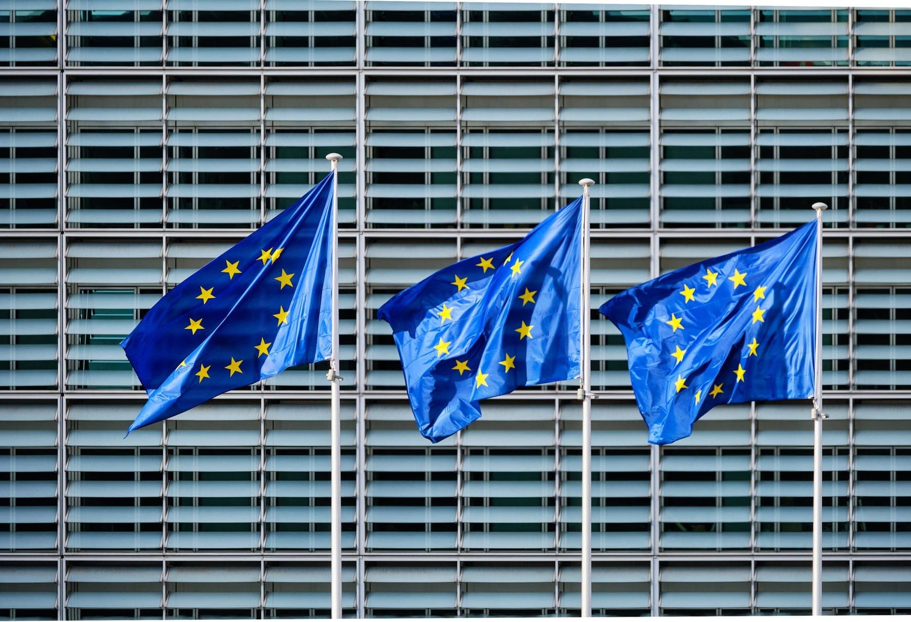 Europese vlaggen voor het gebouw van de Europese Commissie