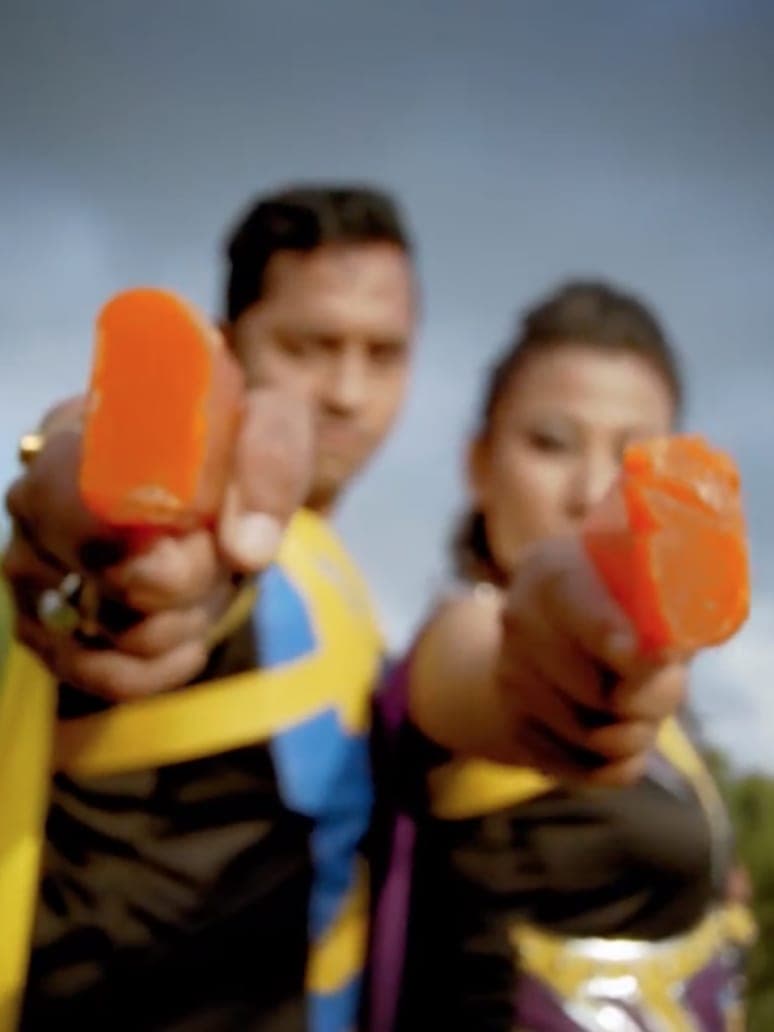 Kinderen met Sabunman-poppen