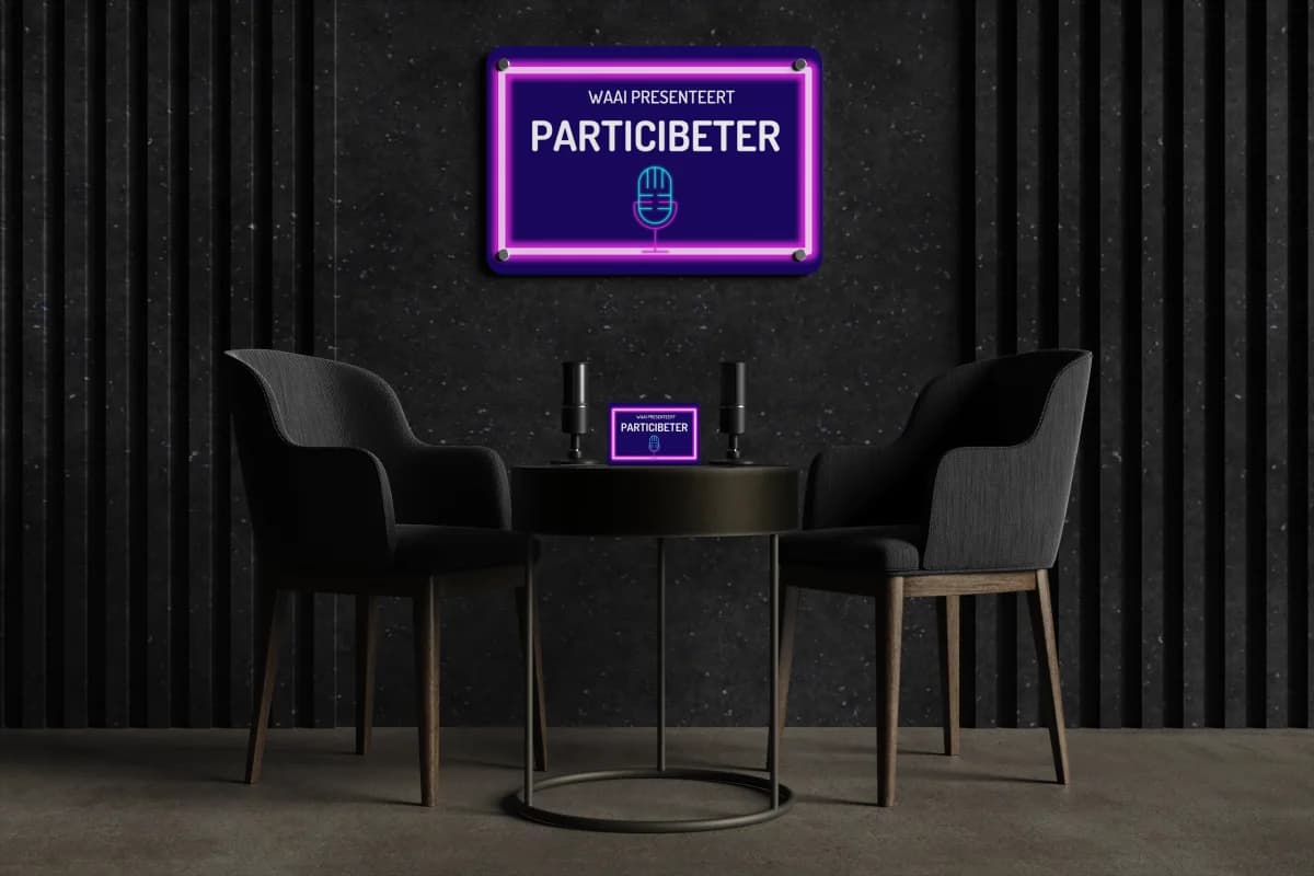 Podcaststudio met het neonlogo van PARTICIBETER